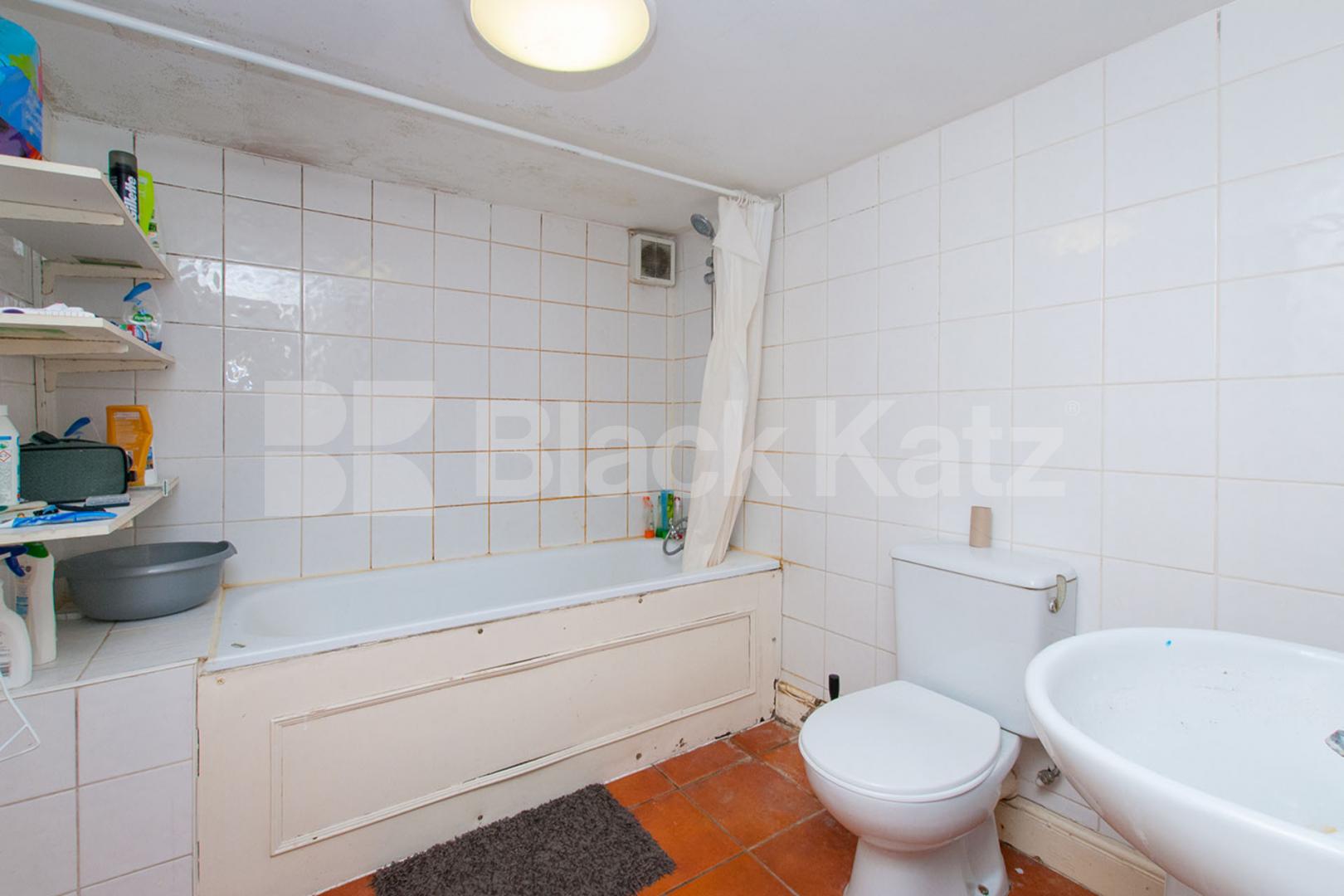 Arranged over two floors is this spacious 3 bedroom property with garden  Birnam Road, Finsbury Park - Holloway